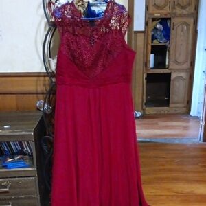 Elegant Red Lace Evening Dress Size 28 Never Worn